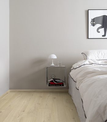 suelo vinílico gris en un dormitorio